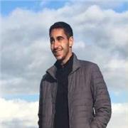 Professeur en informatique étudiant, jeune, dynamique et maîtrisant la technologie